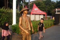 Dua orang bocah mengamati dengan seksama Dedi