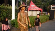 Dua orang bocah mengamati dengan seksama Dedi