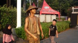 Dua orang bocah mengamati dengan seksama Dedi 