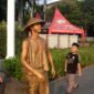 Dua orang bocah mengamati dengan seksama Dedi 