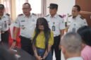 Petugas Lembaga Pemasyarakatan Kelas I Surabaya menggagalkan upaya penyelundupan narkotika jenis sabu seberat 12,67 gram yang hendak dibawa masuk ke dalam lapas, Kamis (2/7). Barang bukti ditemukan dari dua pengunjung perempuan yang diduga menyamarkan sabu di dalam lipatan uang yang dilapisi selotip.