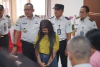 Petugas Lembaga Pemasyarakatan Kelas I Surabaya menggagalkan upaya penyelundupan narkotika jenis sabu seberat 12,67 gram yang hendak dibawa masuk ke dalam lapas, Kamis (2/7). Barang bukti ditemukan dari dua pengunjung perempuan yang diduga menyamarkan sabu di dalam lipatan uang yang dilapisi selotip.