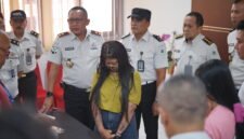 Petugas Lembaga Pemasyarakatan Kelas I Surabaya menggagalkan upaya penyelundupan narkotika jenis sabu seberat 12,67 gram yang hendak dibawa masuk ke dalam lapas, Kamis (2/7). Barang bukti ditemukan dari dua pengunjung perempuan yang diduga menyamarkan sabu di dalam lipatan uang yang dilapisi selotip.