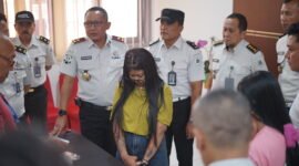 Petugas Lembaga Pemasyarakatan Kelas I Surabaya menggagalkan upaya penyelundupan narkotika jenis sabu seberat 12,67 gram yang hendak dibawa masuk ke dalam lapas, Kamis (2/7). Barang bukti ditemukan dari dua pengunjung perempuan yang diduga menyamarkan sabu di dalam lipatan uang yang dilapisi selotip.