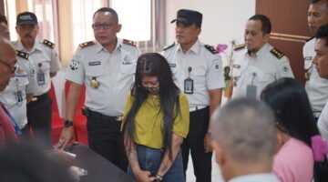 Petugas Lembaga Pemasyarakatan Kelas I Surabaya menggagalkan upaya penyelundupan narkotika jenis sabu seberat 12,67 gram yang hendak dibawa masuk ke dalam lapas, Kamis (2/7). Barang bukti ditemukan dari dua pengunjung perempuan yang diduga menyamarkan sabu di dalam lipatan uang yang dilapisi selotip.