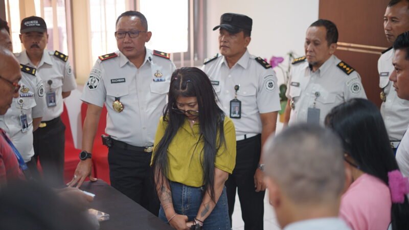 Petugas Lembaga Pemasyarakatan Kelas I Surabaya menggagalkan upaya penyelundupan narkotika jenis sabu seberat 12,67 gram yang hendak dibawa masuk ke dalam lapas, Kamis (2/7). Barang bukti ditemukan dari dua pengunjung perempuan yang diduga menyamarkan sabu di dalam lipatan uang yang dilapisi selotip.