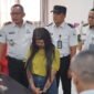 Petugas Lembaga Pemasyarakatan Kelas I Surabaya menggagalkan upaya penyelundupan narkotika jenis sabu seberat 12,67 gram yang hendak dibawa masuk ke dalam lapas, Kamis (2/7). Barang bukti ditemukan dari dua pengunjung perempuan yang diduga menyamarkan sabu di dalam lipatan uang yang dilapisi selotip.