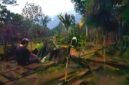 Foto: Praktisi spiritual Kanjeng Yoga memanjatkan doa di salah satu teras Situs Megalitikum Gunung Padang, Kabupaten Cianjur, Senin (29/6/2026) malam hingga Selasa (30/6/2026) dini hari. Bertepatan dengan malam bulan purnama, doa dipanjatkan sebagai ikhtiar spiritual memohon keselamatan, persatuan, dan kedamaian bagi bangsa Indonesia di tengah berbagai tantangan yang dihadapi.
