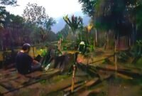 Foto: Praktisi spiritual Kanjeng Yoga memanjatkan doa di salah satu teras Situs Megalitikum Gunung Padang, Kabupaten Cianjur, Senin (29/6/2026) malam hingga Selasa (30/6/2026) dini hari. Bertepatan dengan malam bulan purnama, doa dipanjatkan sebagai ikhtiar spiritual memohon keselamatan, persatuan, dan kedamaian bagi bangsa Indonesia di tengah berbagai tantangan yang dihadapi.