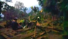 Foto: Praktisi spiritual Kanjeng Yoga memanjatkan doa di salah satu teras Situs Megalitikum Gunung Padang, Kabupaten Cianjur, Senin (29/6/2026) malam hingga Selasa (30/6/2026) dini hari. Bertepatan dengan malam bulan purnama, doa dipanjatkan sebagai ikhtiar spiritual memohon keselamatan, persatuan, dan kedamaian bagi bangsa Indonesia di tengah berbagai tantangan yang dihadapi.