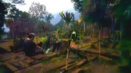Foto: Praktisi spiritual Kanjeng Yoga memanjatkan doa di salah satu teras Situs Megalitikum Gunung Padang, Kabupaten Cianjur, Senin (29/6/2026) malam hingga Selasa (30/6/2026) dini hari. Bertepatan dengan malam bulan purnama, doa dipanjatkan sebagai ikhtiar spiritual memohon keselamatan, persatuan, dan kedamaian bagi bangsa Indonesia di tengah berbagai tantangan yang dihadapi.