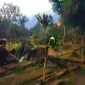 Foto: Praktisi spiritual Kanjeng Yoga memanjatkan doa di salah satu teras Situs Megalitikum Gunung Padang, Kabupaten Cianjur, Senin (29/6/2026) malam hingga Selasa (30/6/2026) dini hari. Bertepatan dengan malam bulan purnama, doa dipanjatkan sebagai ikhtiar spiritual memohon keselamatan, persatuan, dan kedamaian bagi bangsa Indonesia di tengah berbagai tantangan yang dihadapi.