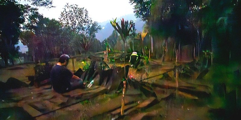 Foto: Praktisi spiritual Kanjeng Yoga memanjatkan doa di salah satu teras Situs Megalitikum Gunung Padang, Kabupaten Cianjur, Senin (29/6/2026) malam hingga Selasa (30/6/2026) dini hari. Bertepatan dengan malam bulan purnama, doa dipanjatkan sebagai ikhtiar spiritual memohon keselamatan, persatuan, dan kedamaian bagi bangsa Indonesia di tengah berbagai tantangan yang dihadapi.
