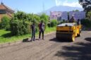 Foto: Bakal Calon Kepala Desa Cigombong, Andri Nugraha (Anyu), meninjau langsung proses pemadatan badan jalan pada tahap awal perbaikan akses menuju Blok D, E, dan F Perumahan Villa Mutiara Lido, Desa Cigombong, Kecamatan Cigombong, Kabupaten Bogor, Rabu (1/7/2026).