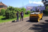 Foto: Bakal Calon Kepala Desa Cigombong, Andri Nugraha (Anyu), meninjau langsung proses pemadatan badan jalan pada tahap awal perbaikan akses menuju Blok D, E, dan F Perumahan Villa Mutiara Lido, Desa Cigombong, Kecamatan Cigombong, Kabupaten Bogor, Rabu (1/7/2026).