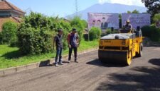 Foto: Bakal Calon Kepala Desa Cigombong, Andri Nugraha (Anyu), meninjau langsung proses pemadatan badan jalan pada tahap awal perbaikan akses menuju Blok D, E, dan F Perumahan Villa Mutiara Lido, Desa Cigombong, Kecamatan Cigombong, Kabupaten Bogor, Rabu (1/7/2026).