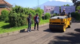 Foto: Bakal Calon Kepala Desa Cigombong, Andri Nugraha (Anyu), meninjau langsung proses pemadatan badan jalan pada tahap awal perbaikan akses menuju Blok D, E, dan F Perumahan Villa Mutiara Lido, Desa Cigombong, Kecamatan Cigombong, Kabupaten Bogor, Rabu (1/7/2026).
