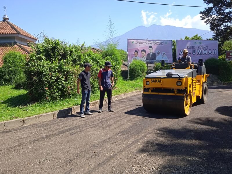 Foto: Bakal Calon Kepala Desa Cigombong, Andri Nugraha (Anyu), meninjau langsung proses pemadatan badan jalan pada tahap awal perbaikan akses menuju Blok D, E, dan F Perumahan Villa Mutiara Lido, Desa Cigombong, Kecamatan Cigombong, Kabupaten Bogor, Rabu (1/7/2026).