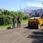 Foto: Bakal Calon Kepala Desa Cigombong, Andri Nugraha (Anyu), meninjau langsung proses pemadatan badan jalan pada tahap awal perbaikan akses menuju Blok D, E, dan F Perumahan Villa Mutiara Lido, Desa Cigombong, Kecamatan Cigombong, Kabupaten Bogor, Rabu (1/7/2026).