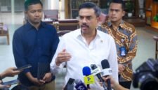 Pemerintah resmi menetapkan pengemudi ojek online (ojol) roda dua sebagai pengusaha mikro transportasi online mulai 2 Juli 2026. Seiring kebijakan itu, potongan komisi dari perusahaan aplikator dibatasi maksimal 8 persen sehingga pengemudi akan menerima hingga 92 persen dari tarif perjalanan.