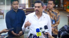 Pemerintah resmi menetapkan pengemudi ojek online (ojol) roda dua sebagai pengusaha mikro transportasi online mulai 2 Juli 2026. Seiring kebijakan itu, potongan komisi dari perusahaan aplikator dibatasi maksimal 8 persen sehingga pengemudi akan menerima hingga 92 persen dari tarif perjalanan.