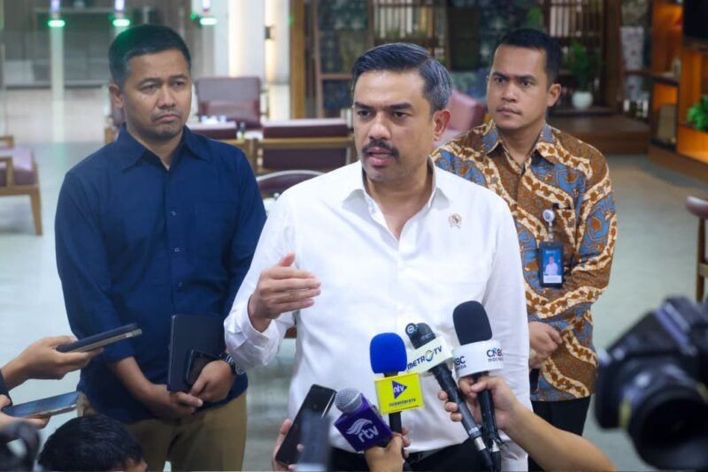 Pemerintah resmi menetapkan pengemudi ojek online (ojol) roda dua sebagai pengusaha mikro transportasi online mulai 2 Juli 2026. Seiring kebijakan itu, potongan komisi dari perusahaan aplikator dibatasi maksimal 8 persen sehingga pengemudi akan menerima hingga 92 persen dari tarif perjalanan.