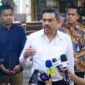 Pemerintah resmi menetapkan pengemudi ojek online (ojol) roda dua sebagai pengusaha mikro transportasi online mulai 2 Juli 2026. Seiring kebijakan itu, potongan komisi dari perusahaan aplikator dibatasi maksimal 8 persen sehingga pengemudi akan menerima hingga 92 persen dari tarif perjalanan.