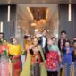 Foto: Semangat Inklusivitas Sambut 5 Abad Jakarta. Sejumlah anak penyandang disabilitas berpose bersama perwakilan Vertu Harmoni Jakarta dan Sahabat Kreatif Inklusi usai mengikuti rangkaian acara 