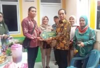 Foto: Baznas Bazis Kota Administrasi Jakarta Timur menyerahkan secara simbolis kunci rumah hasil Program Bedah Rumah kepada keluarga penerima manfaat di RT 005 RW 05, Kelurahan Pinang Ranti, Kecamatan Makasar, Jumat (3/7/2026).