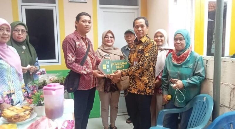 Foto: Baznas Bazis Kota Administrasi Jakarta Timur menyerahkan secara simbolis kunci rumah hasil Program Bedah Rumah kepada keluarga penerima manfaat di RT 005 RW 05, Kelurahan Pinang Ranti, Kecamatan Makasar, Jumat (3/7/2026).