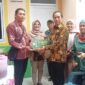 Foto: Baznas Bazis Kota Administrasi Jakarta Timur menyerahkan secara simbolis kunci rumah hasil Program Bedah Rumah kepada keluarga penerima manfaat di RT 005 RW 05, Kelurahan Pinang Ranti, Kecamatan Makasar, Jumat (3/7/2026).