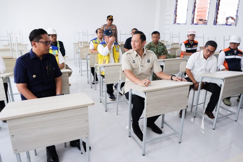 Menteri Koordinator Bidang Infrastruktur dan Pembangunan Kewilayahan, Agus Harimurti Yudhoyono (AHY), meninjau progres pembangunan Sekolah Rakyat Terintegrasi II di Kota Medan, Sabtu (4/7).