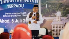 Badan Pengelola Masjid Istiqlal (BPMI) menggelar Layanan Khitan Terpadu (LKT) bertajuk Khitan Sehat, Meriah dengan Budaya Betawi di Selasar Ar-Razaq, Masjid Istiqlal, Jakarta, Minggu (5/7). Sebanyak 110 anak mengikuti khitan massal yang dikemas dengan nuansa budaya Betawi.