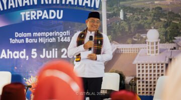 Badan Pengelola Masjid Istiqlal (BPMI) menggelar Layanan Khitan Terpadu (LKT) bertajuk Khitan Sehat, Meriah dengan Budaya Betawi di Selasar Ar-Razaq, Masjid Istiqlal, Jakarta, Minggu (5/7). Sebanyak 110 anak mengikuti khitan massal yang dikemas dengan nuansa budaya Betawi.