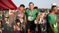 Menteri Koordinator Bidang Infrastruktur dan Pembangunan Kewilayahan Agus Harimurti Yudhoyono (AHY) mengikuti kategori lari 10 kilometer dalam ajang Kostrad Run 2026 yang digelar di kawasan Monumen Nasional (Monas), Jakarta, Senin (6/7).
