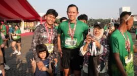 Menteri Koordinator Bidang Infrastruktur dan Pembangunan Kewilayahan Agus Harimurti Yudhoyono (AHY) mengikuti kategori lari 10 kilometer dalam ajang Kostrad Run 2026 yang digelar di kawasan Monumen Nasional (Monas), Jakarta, Senin (6/7).