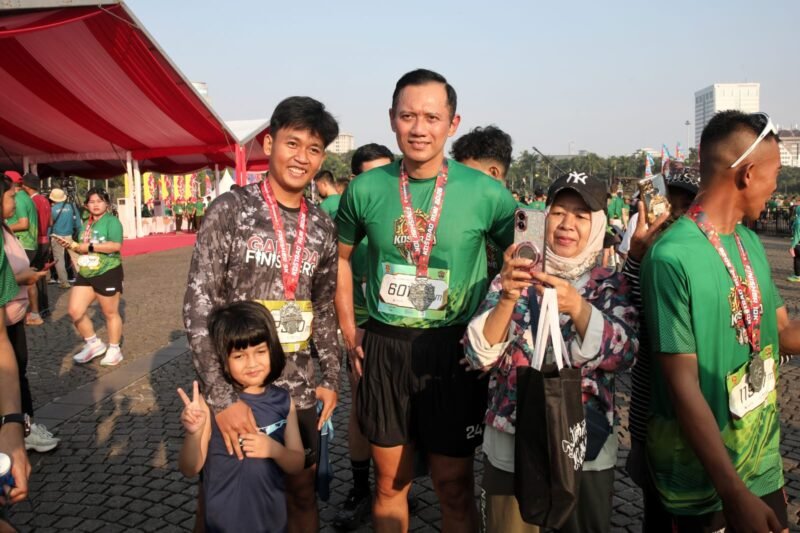 Menteri Koordinator Bidang Infrastruktur dan Pembangunan Kewilayahan Agus Harimurti Yudhoyono (AHY) mengikuti kategori lari 10 kilometer dalam ajang Kostrad Run 2026 yang digelar di kawasan Monumen Nasional (Monas), Jakarta, Senin (6/7).
