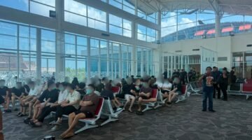 Direktorat Jenderal Imigrasi mendeportasi 92 warga negara China yang diduga tergabung dalam sindikat penipuan investasi di Batam. Seluruhnya juga dikenai penangkalan seumur hidup agar tidak dapat kembali masuk ke wilayah Indonesia.