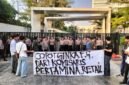 Foto: Sejumlah mahasiswa yang mengatasnamakan Gerakan Mahasiswa Se-Nusantara menggelar aksi unjuk rasa di depan Kantor Pusat PT Pertamina (Persero), Gambir, Jakarta Pusat, Senin (6/7/2026).