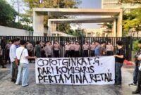 Foto: Sejumlah mahasiswa yang mengatasnamakan Gerakan Mahasiswa Se-Nusantara menggelar aksi unjuk rasa di depan Kantor Pusat PT Pertamina (Persero), Gambir, Jakarta Pusat, Senin (6/7/2026).