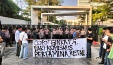 Foto: Sejumlah mahasiswa yang mengatasnamakan Gerakan Mahasiswa Se-Nusantara menggelar aksi unjuk rasa di depan Kantor Pusat PT Pertamina (Persero), Gambir, Jakarta Pusat, Senin (6/7/2026).