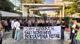 Foto: Sejumlah mahasiswa yang mengatasnamakan Gerakan Mahasiswa Se-Nusantara menggelar aksi unjuk rasa di depan Kantor Pusat PT Pertamina (Persero), Gambir, Jakarta Pusat, Senin (6/7/2026).