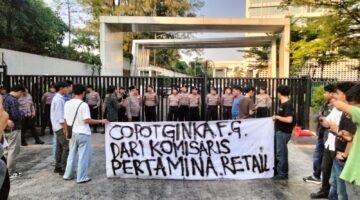 Foto: Sejumlah mahasiswa yang mengatasnamakan Gerakan Mahasiswa Se-Nusantara menggelar aksi unjuk rasa di depan Kantor Pusat PT Pertamina (Persero), Gambir, Jakarta Pusat, Senin (6/7/2026).