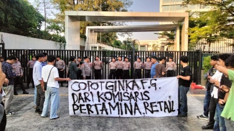 Foto: Sejumlah mahasiswa yang mengatasnamakan Gerakan Mahasiswa Se-Nusantara menggelar aksi unjuk rasa di depan Kantor Pusat PT Pertamina (Persero), Gambir, Jakarta Pusat, Senin (6/7/2026).