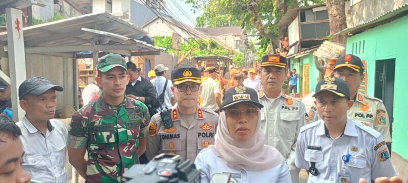 Pemerintah Kecamatan Tanah Abang bersama tim gabungan dari unsur TNI, Polri, Satpol PP, serta Forkopimda menertibkan tujuh bangunan liar yang berdiri di atas saluran air di kawasan Jalan Kampung Bali XXXII, RT 02/RW 09,