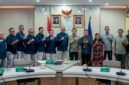 Foto: Jajaran Dewan Pers dan Lembaga Penyiaran Publik (LPP) Radio Republik Indonesia (RRI) berfoto bersama usai penyerahan Surat Keputusan (SK) lisensi penyelenggaraan Uji Kompetensi Wartawan (UKW) Siber di Kantor Pusat RRI, Jalan Medan Merdeka Barat, Jakarta Pusat.