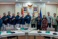 Foto: Jajaran Dewan Pers dan Lembaga Penyiaran Publik (LPP) Radio Republik Indonesia (RRI) berfoto bersama usai penyerahan Surat Keputusan (SK) lisensi penyelenggaraan Uji Kompetensi Wartawan (UKW) Siber di Kantor Pusat RRI, Jalan Medan Merdeka Barat, Jakarta Pusat.