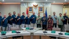 Foto: Jajaran Dewan Pers dan Lembaga Penyiaran Publik (LPP) Radio Republik Indonesia (RRI) berfoto bersama usai penyerahan Surat Keputusan (SK) lisensi penyelenggaraan Uji Kompetensi Wartawan (UKW) Siber di Kantor Pusat RRI, Jalan Medan Merdeka Barat, Jakarta Pusat.
