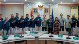 Foto: Jajaran Dewan Pers dan Lembaga Penyiaran Publik (LPP) Radio Republik Indonesia (RRI) berfoto bersama usai penyerahan Surat Keputusan (SK) lisensi penyelenggaraan Uji Kompetensi Wartawan (UKW) Siber di Kantor Pusat RRI, Jalan Medan Merdeka Barat, Jakarta Pusat.