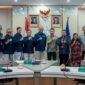 Foto: Jajaran Dewan Pers dan Lembaga Penyiaran Publik (LPP) Radio Republik Indonesia (RRI) berfoto bersama usai penyerahan Surat Keputusan (SK) lisensi penyelenggaraan Uji Kompetensi Wartawan (UKW) Siber di Kantor Pusat RRI, Jalan Medan Merdeka Barat, Jakarta Pusat.